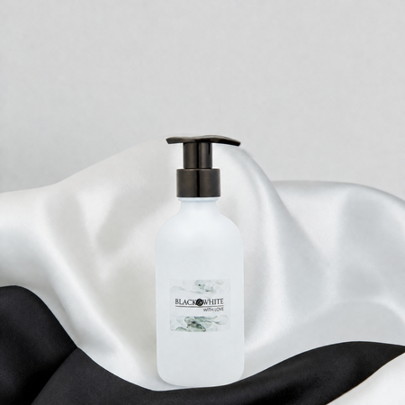 BLACK & WHITE  DELUXE WHITE GLASS HAND AND BODY LOTION 250 ml